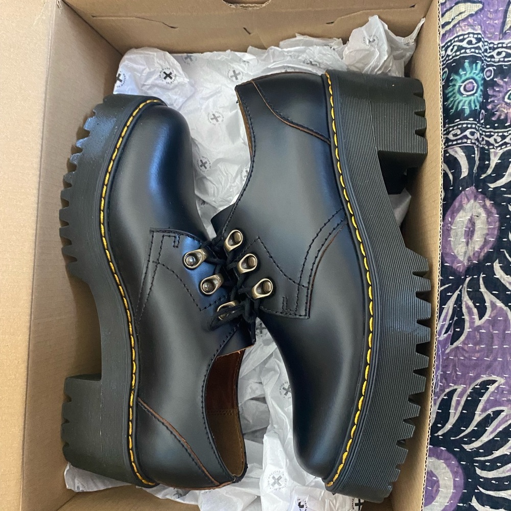 Dr. Martens Leona low leather platform shoes #drmartens